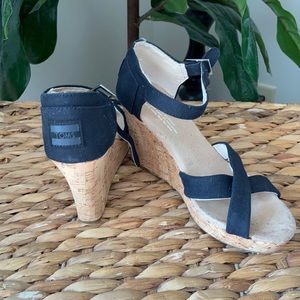 TOMS cork sandals. Size 7🌺